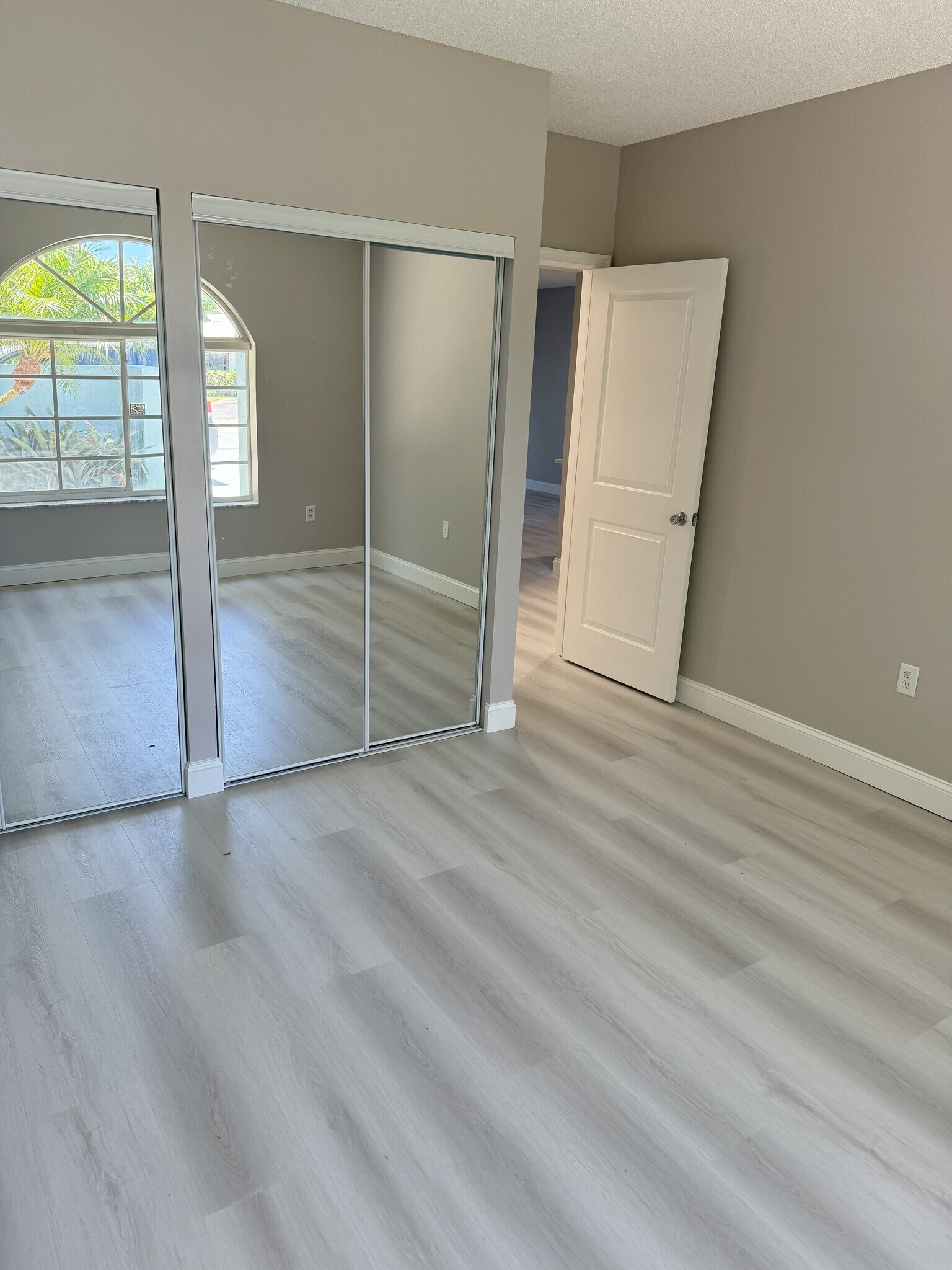 Building Photo - 2713 NE 28th Ct