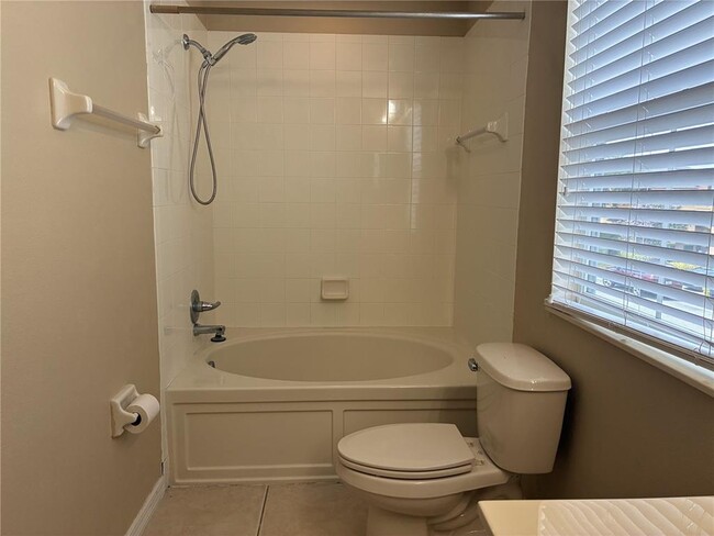 Building Photo - 2850 Retreat View Cir