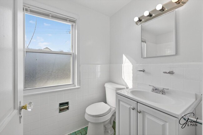 Building Photo - $1200 2 bedroom