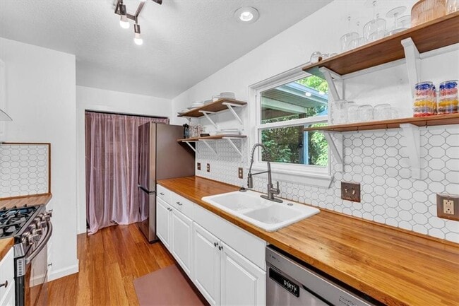 Building Photo - 209 S Willow Ave