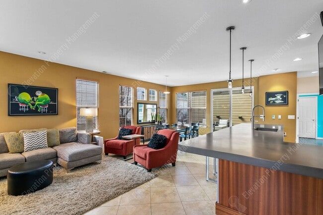 Building Photo - **UNFURNISHED** Charming and unique 2 BR in an upscale west Bend neighborhood