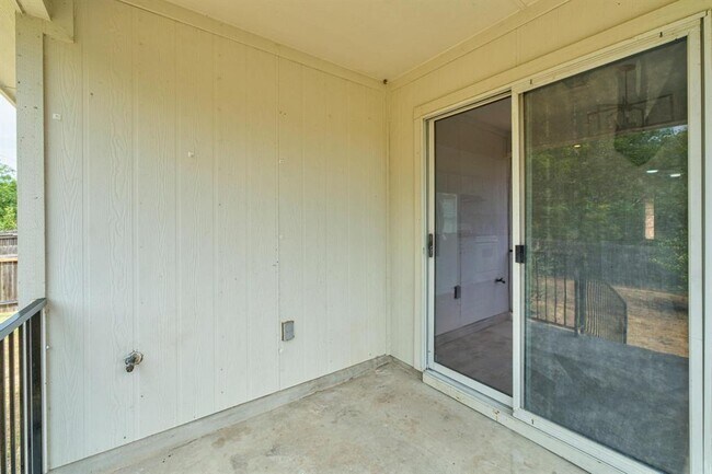 Building Photo - 15000 Sassafras Trail