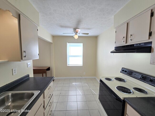 Building Photo - 3217 Springfield Dr
