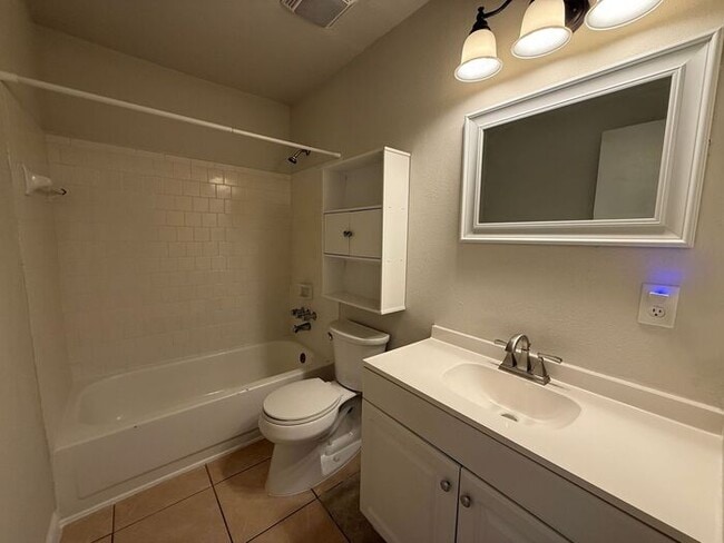 Building Photo - Gulf Breeze - Greenbriar Estates- 2 bedroom, 1 bathroom - water and lawn care included