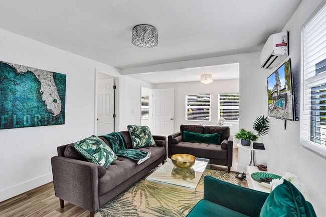 Building Photo - 311 SE 3rd Ave