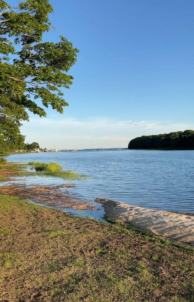 Building Photo - Waterfront Cottage in Oakland Beach