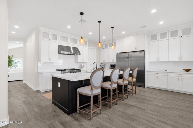 Building Photo - 856 W Quail Cir