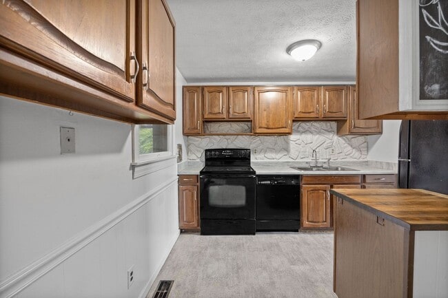 Building Photo - PLEASANT RUN - Well cared for 3 bed ranch ...