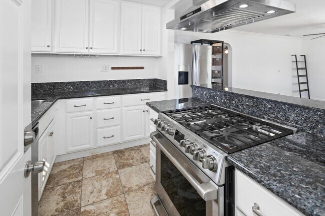 Building Photo - Mission Valley/Linda Vista 2 Bed Updated home with mountain views