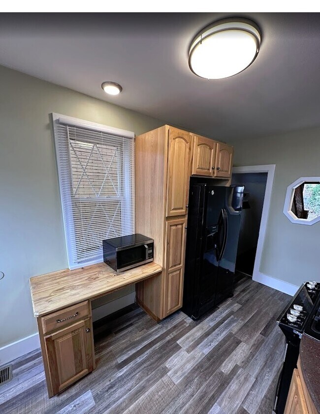 Building Photo - 418 Carl St