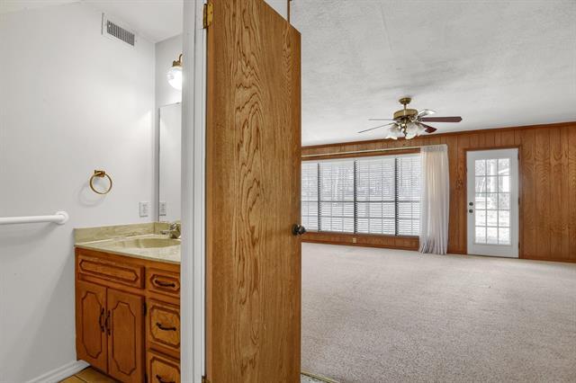 Building Photo - 924 W Kiowa Dr
