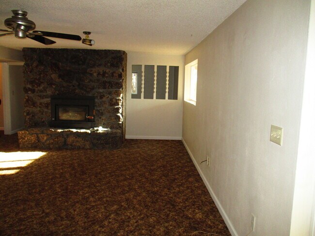 Building Photo - Wow!! 2 Master Suites