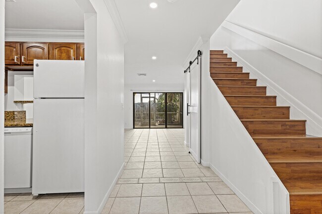 Building Photo - 814 Hill Dr