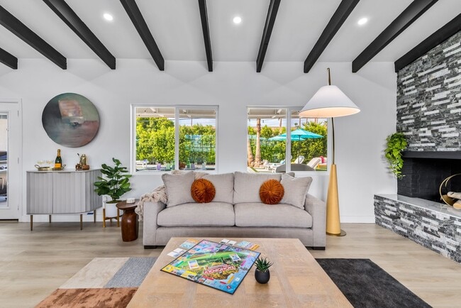 Building Photo - Stunning Desert Contemporary Home in Sunrise Park (Monthly Only - No Long Term)