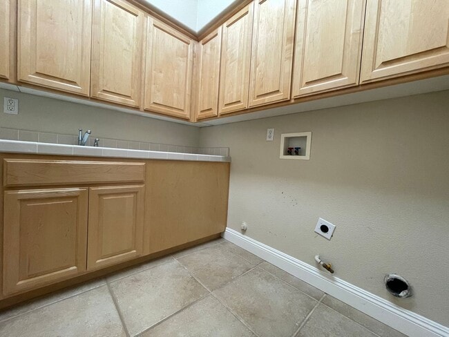 Building Photo - Stunning 4-Bedroom Home in Prime Folsom Lo...