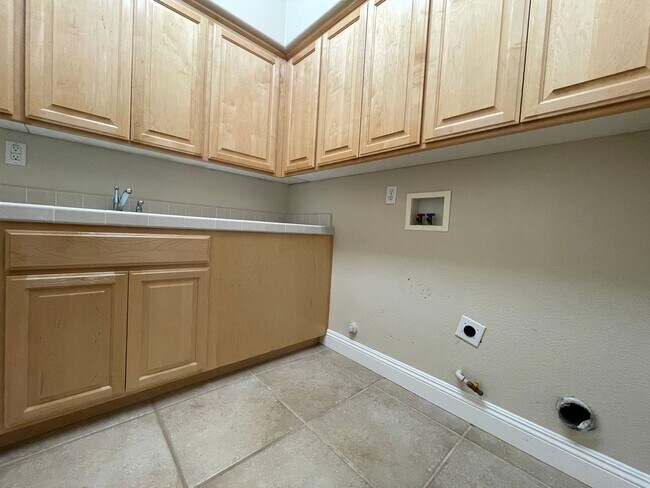 Building Photo - Stunning 4-Bedroom Home in Prime Folsom Location