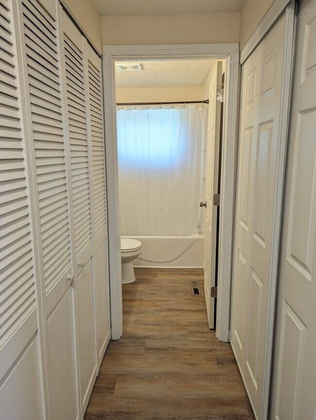 Building Photo - Available NOW - 3 Bed, 1 Bath Spacious Ran...