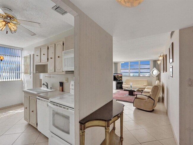 Building Photo - 1833 S Ocean Dr