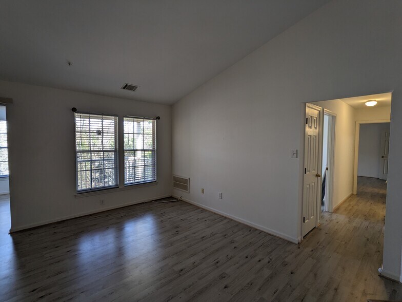 Building Photo - 13101 Briarcliff Ter