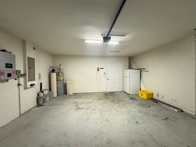 Building Photo - Spacious 4 Bedroom / 3 Bathroom Home in Davenport