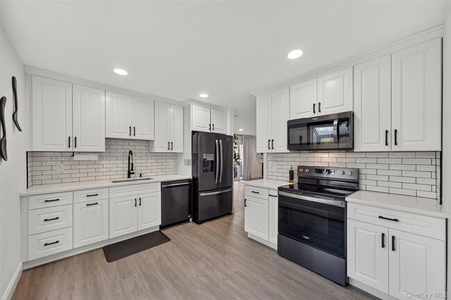 Building Photo - 201 Tamarack Ln