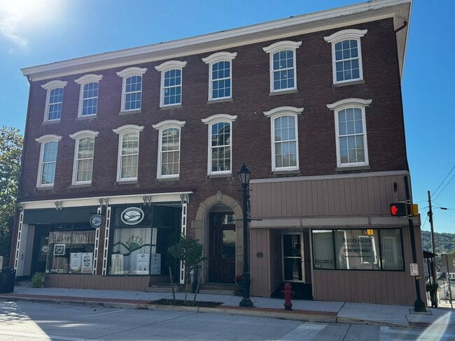 Building Photo - 102-108 E High St