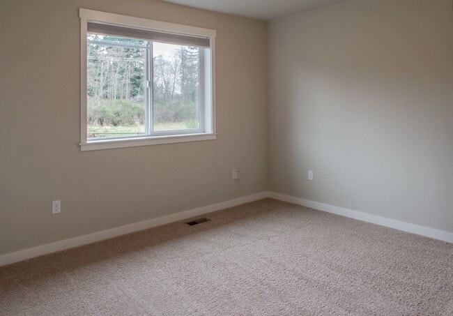 Building Photo - Beautifully Crafted 5bd/3bth home W/ Fence...