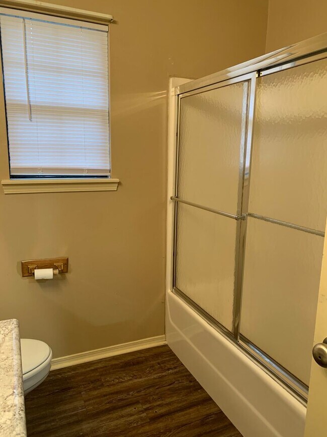 Building Photo - 507 Valley Dr