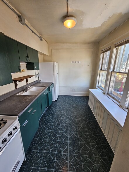 Building Photo - 132 Simpson St