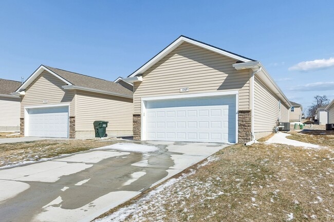 Building Photo - 4-Bedroom Townhome Near Village Pointe!!