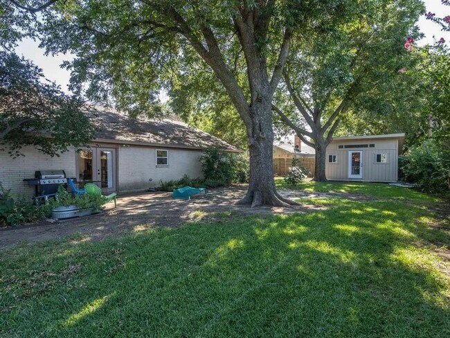 Building Photo - Spectacular Home in Holiday Heights Add!  Come see Me!! I can be yours!!