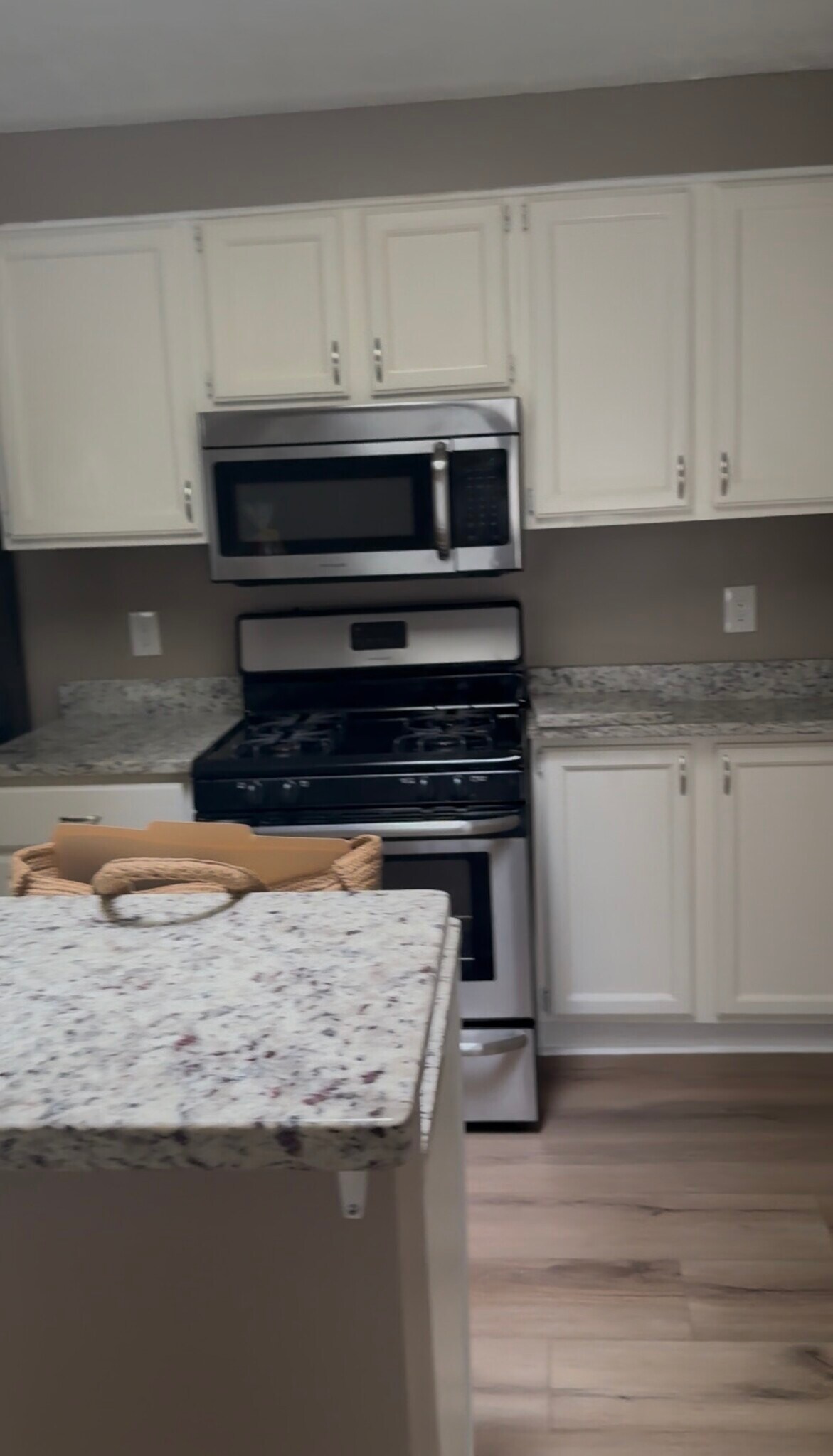 Building Photo - 4293 Parkview Ct