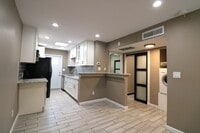 Building Photo - 101 N Oak St