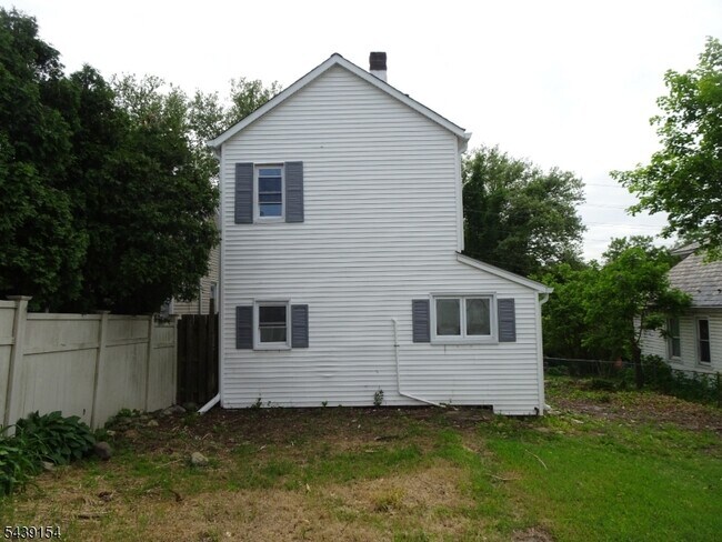 Building Photo - 689 Sayre Ave
