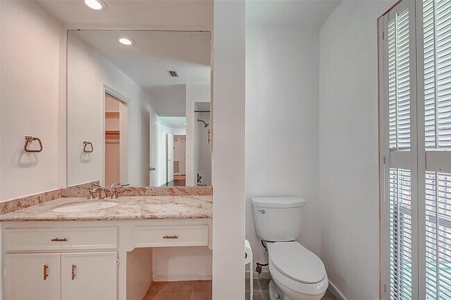 Building Photo - 201 Vanderpool Ln