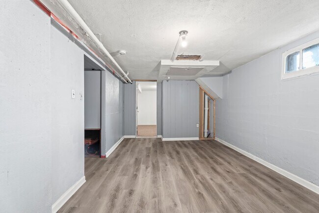 Building Photo - 518 Quaker Ln S