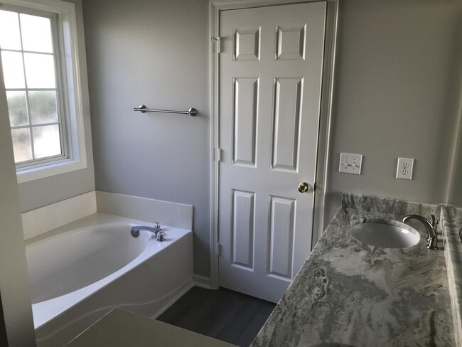 Building Photo - 220 Lake Linden Dr