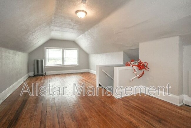 Building Photo - 3065 E Derbyshire Rd