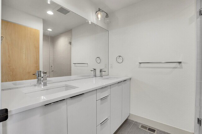 Building Photo - $3,200.00 - 2 Bedrooms, 2.2 Bathrooms, Tow...