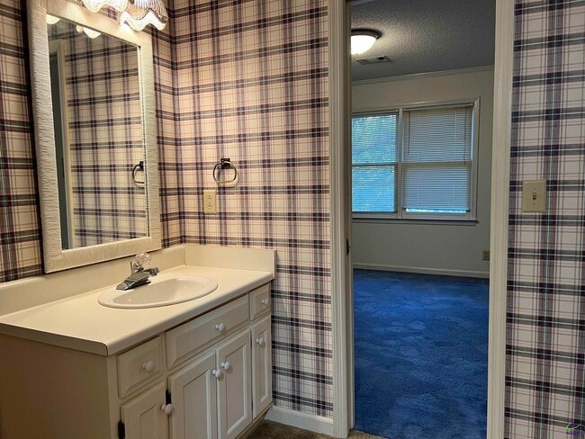 Building Photo - 136 River Knoll
