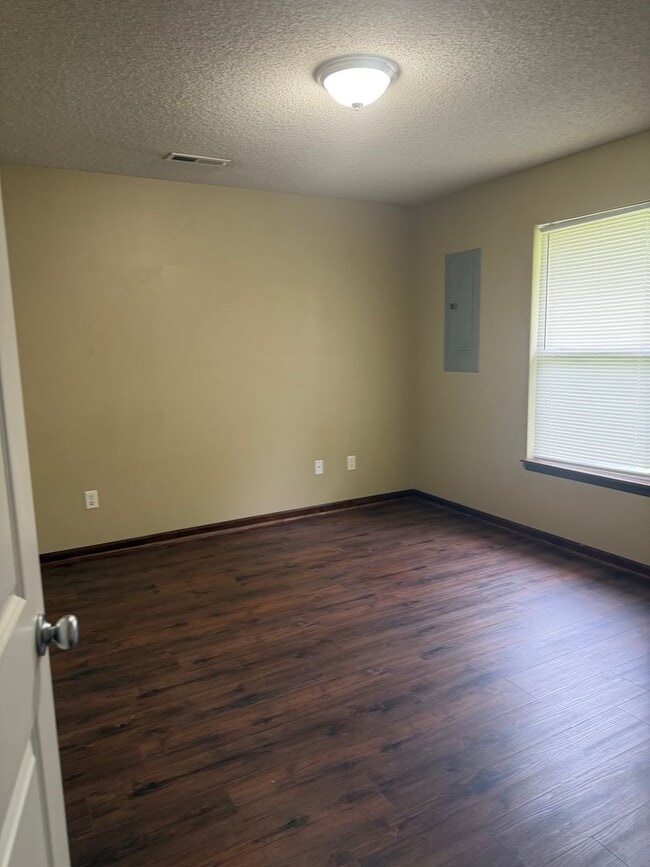 Building Photo - 2 Bed Single Level Duplex in Grain Valley