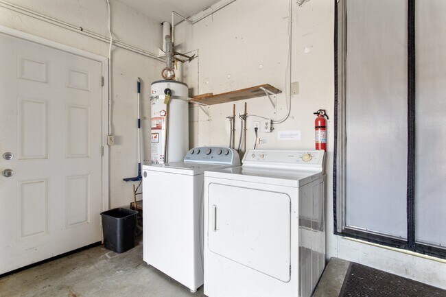 Building Photo - 899 Ebbetts Dr