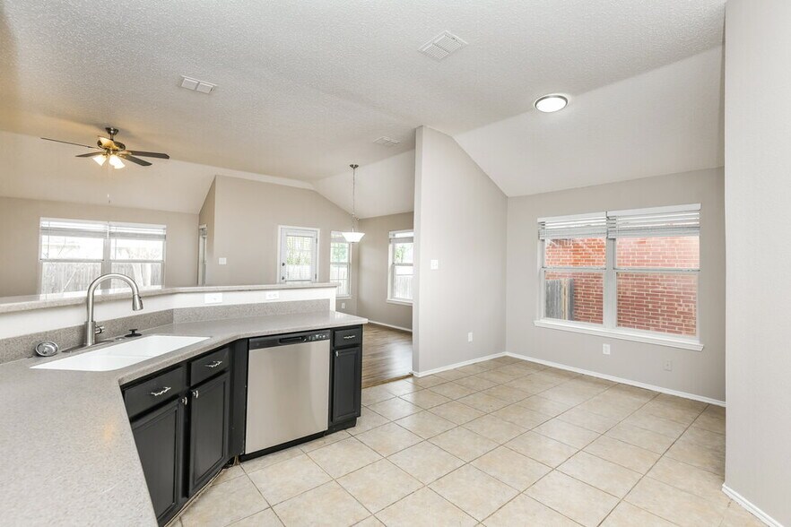Building Photo - 10813 Briaroaks Dr