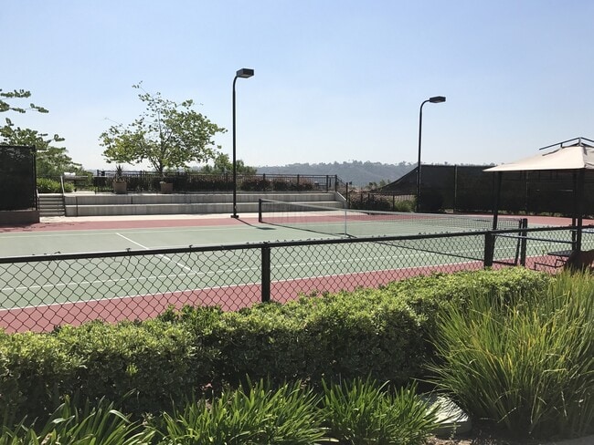 Building Photo - Beautiful Mission Valley Townhome in Escal...