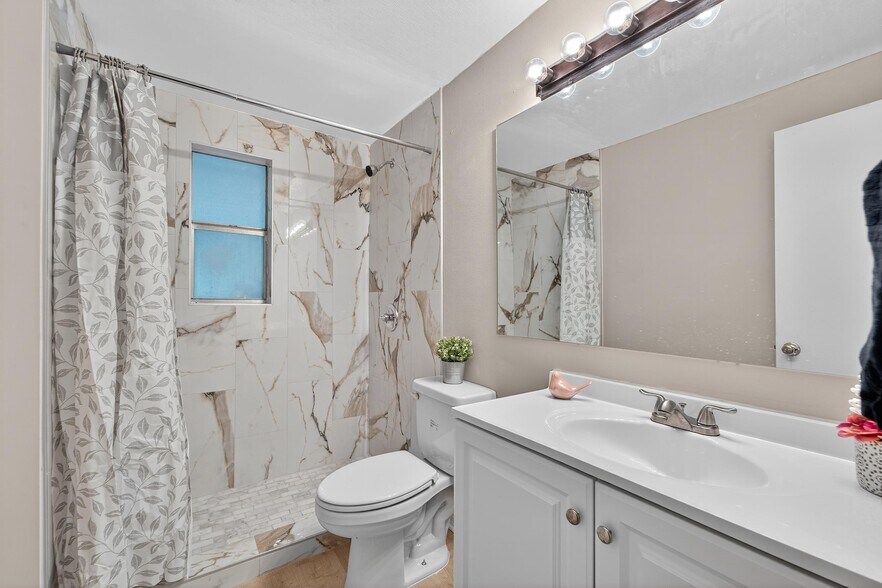 Building Photo - 1712 Village Ct