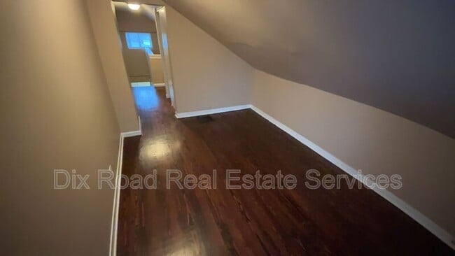 Building Photo - 9-9 E Main St