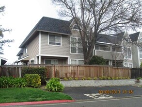 Building Photo - Desirable Stonegate-FALL RENTAL