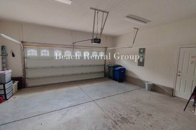 Building Photo - Fully Furnished Corner Lot with Screened Patio