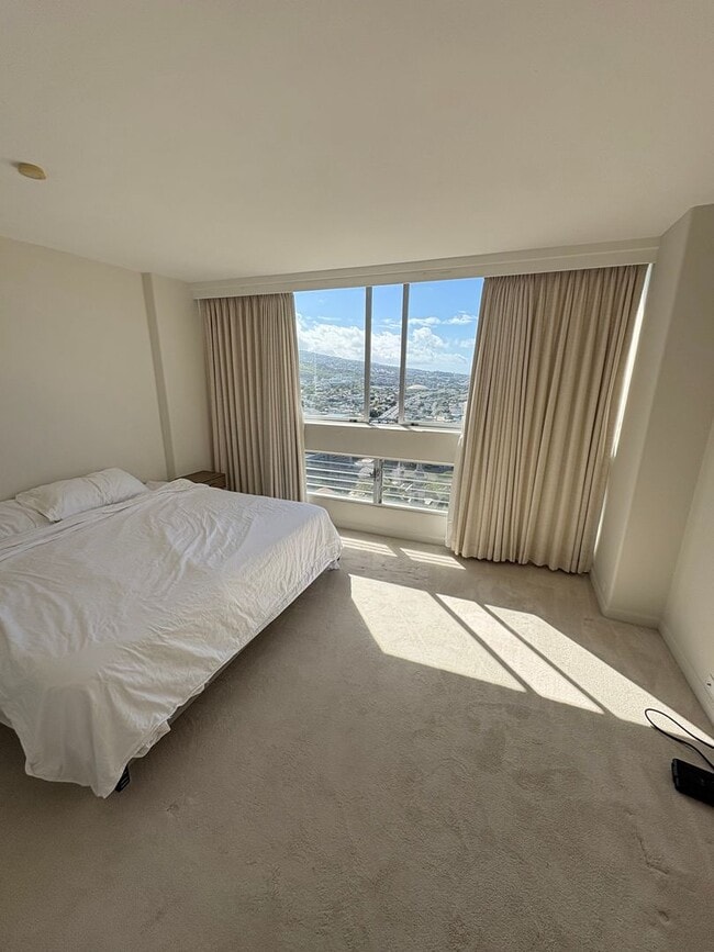 Building Photo - Beautiful views at Banyan Tree Plaza! 2 bedroom, 2 bath, 1 parking