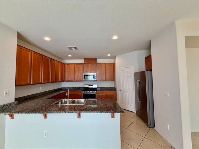 Building Photo - Beautiful 5 bedroom House